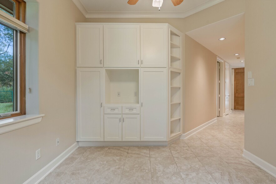 More Photos Of 16621 Hereford Dr, Tomball Flex For Sale