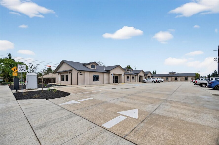 More Photos Of 36856-36862 Ave 12, Madera Storefront Retail Office For Lease