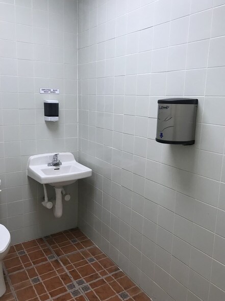 More Photos Of 7635 Ley Rd, Houston Freestanding For Sale