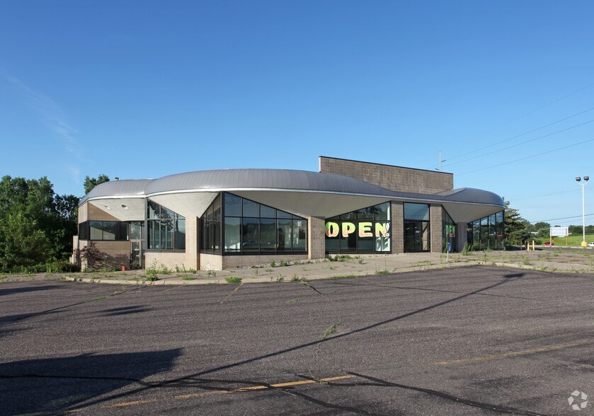 Primary Photo Of 3901 N Vinewood Ln, Plymouth Auto Dealership For Sale