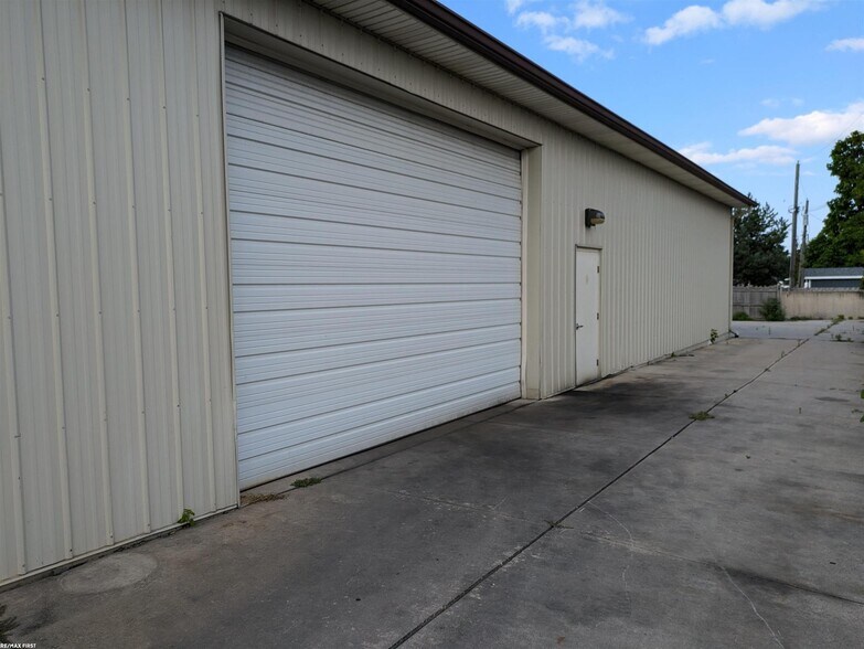 More Photos Of 35850 Utica Rd, Clinton Township General Retail For Sale