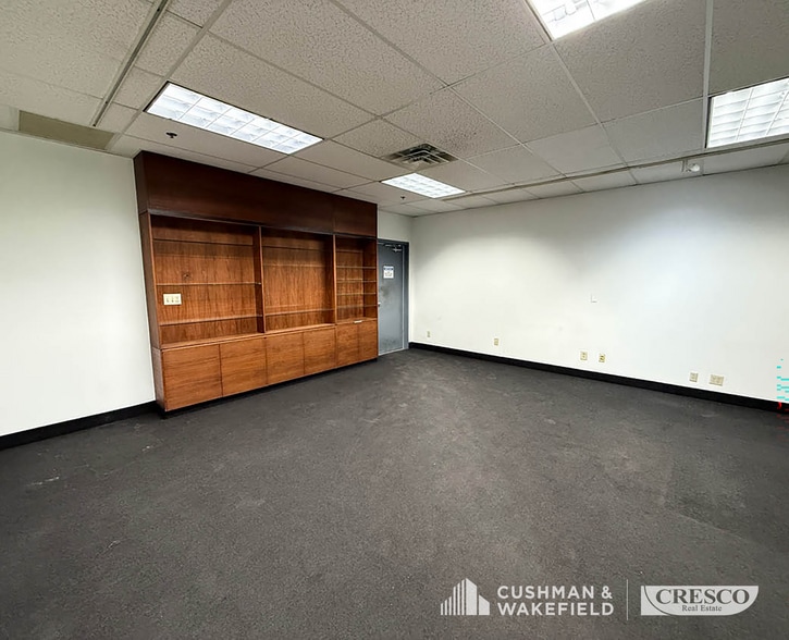 More Photos Of 1263 S Chillicothe Rd, Aurora Warehouse For Lease