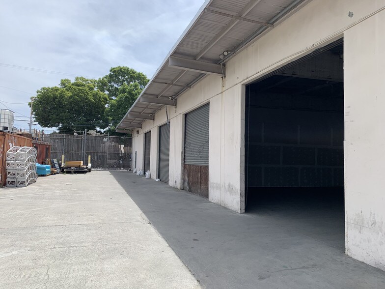 More Photos Of 2400 Filbert St, Oakland Warehouse For Lease