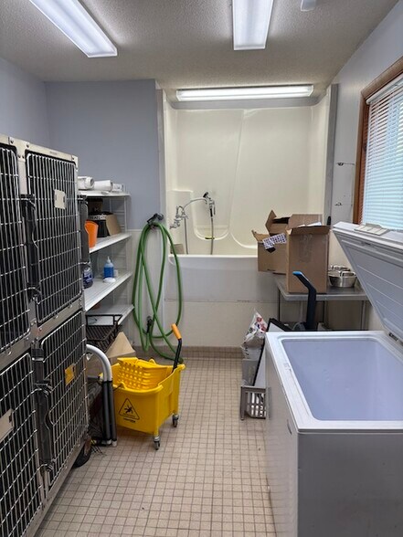 More Photos Of 631 N Pershing St, Energy Veterinarian Kennel For Sale