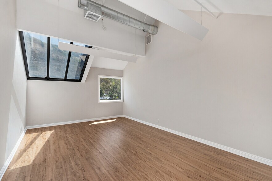 More Photos Of 580 Broadway St, Laguna Beach Office For Lease