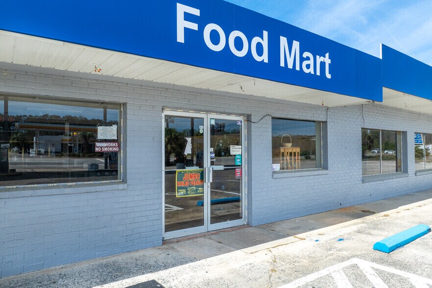 More Photos Of 5 Lane St, Yemassee Storefront For Sale