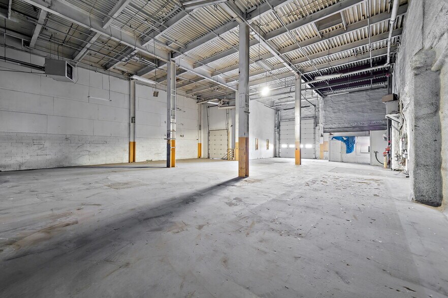 More Photos Of 35-75 Rue De L'acier, Coteau-du-lac Manufacturing For Sale
