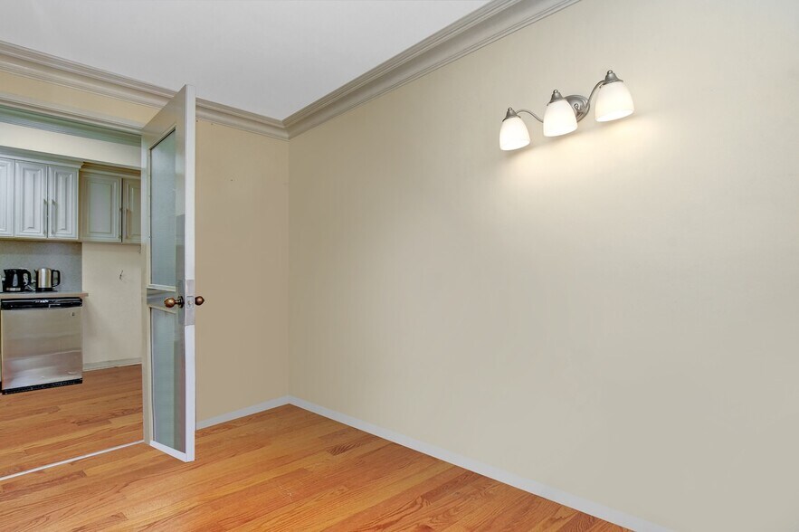 More Photos Of 255 Montreal Rd, Ottawa Storefront Retail Office For Lease