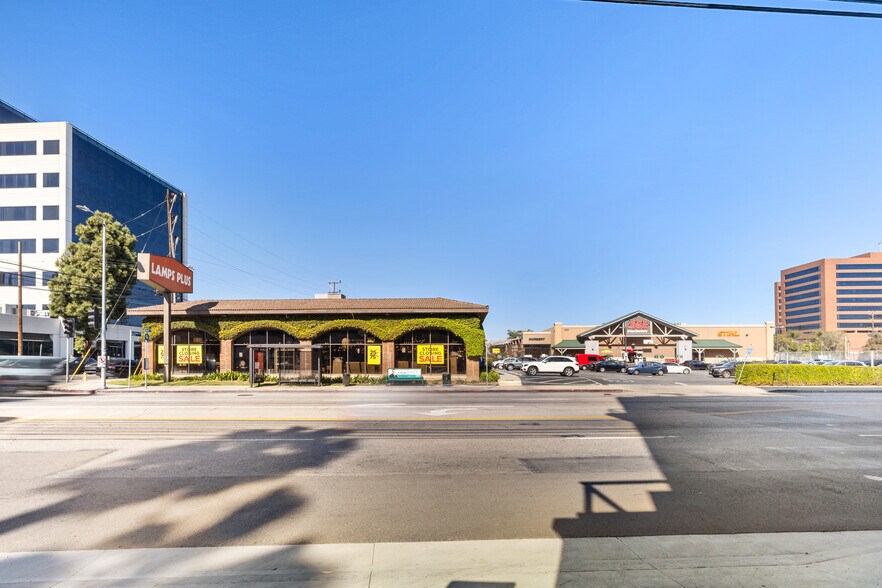 More Photos Of 2012 S Bundy Dr, Los Angeles Freestanding For Lease