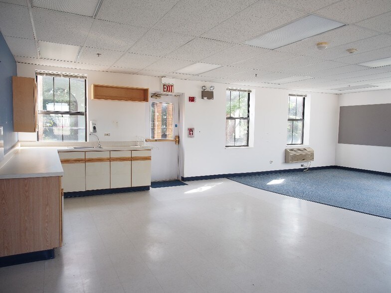 More Photos Of 329-331 S York Rd, Bensenville Daycare Center For Lease