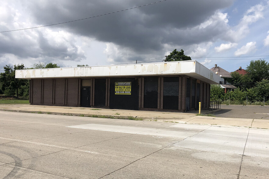 Primary Photo Of 8121 Gratiot Ave, Detroit Bank For Sale