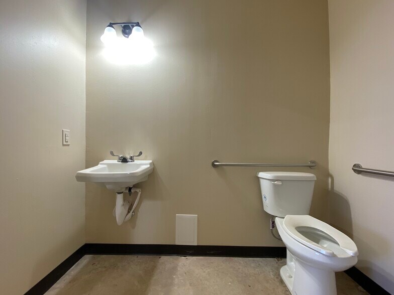 More Photos Of 7804 NW 94th St, Oklahoma City Warehouse For Lease