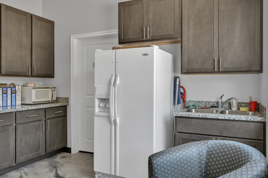 More Photos Of 1308 N Frazier St, Conroe Service For Sale