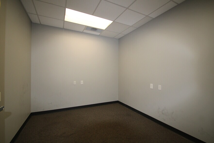 More Photos Of 9911 Shelbyville Rd, Louisville Office For Lease