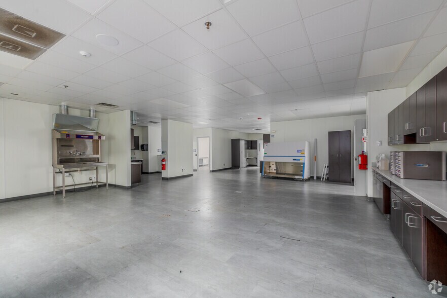 More Photos Of 200 Enterprise Dr, Pekin Light Distribution For Lease