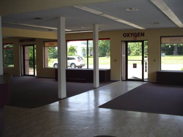 More Photos Of 750 Clarksville St, Paris Office For Sale