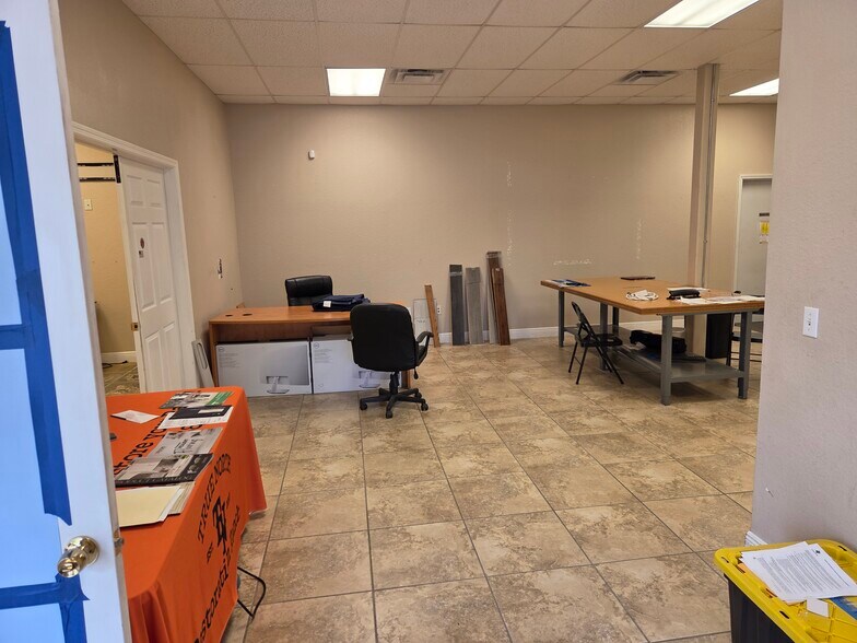 More Photos Of 6391 Corporate Park Cir, Fort Myers Light Distribution For Lease