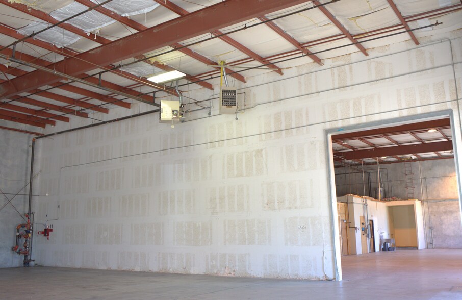 More Photos Of 2004 Lamar Dr, Round Rock Warehouse For Lease