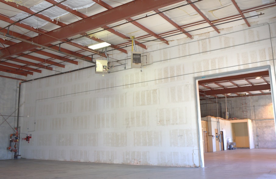 More Photos Of 2004 Lamar Dr, Round Rock Warehouse For Lease