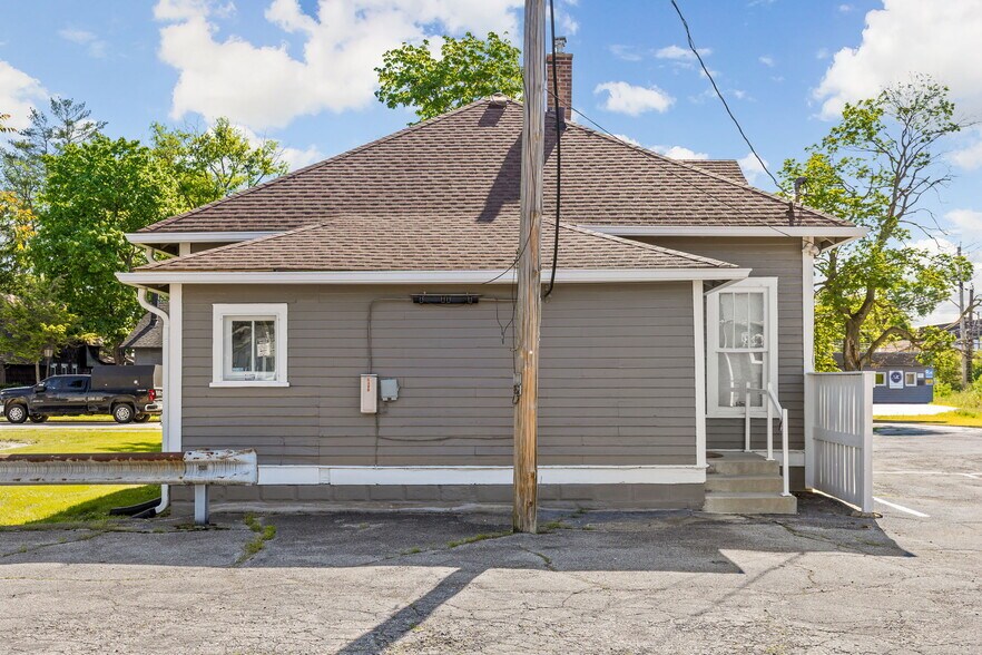 More Photos Of 6408 N Carrollton Ave, Indianapolis Office For Sale