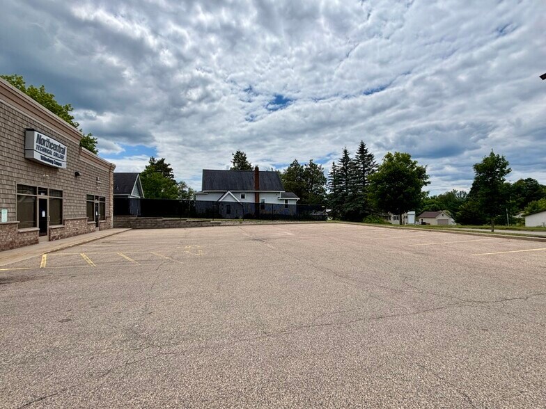 More Photos Of 402 N Genesee St, Wittenberg Fast Food For Sale