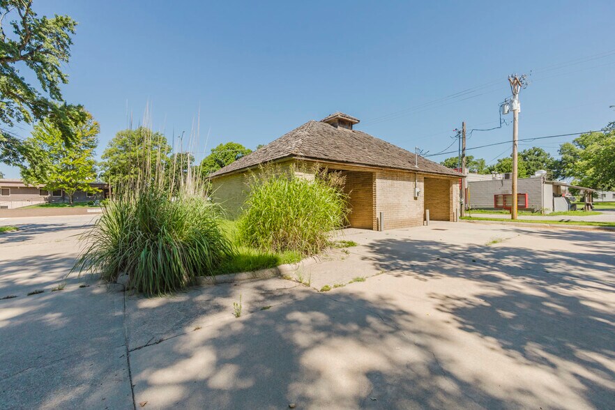 More Photos Of 220 N 2nd Ave, Mulvane Carwash For Sale