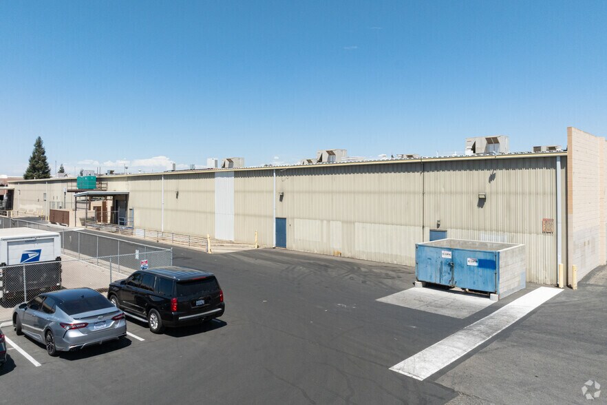 More Photos Of 2313-2425 S Mooney Blvd, Visalia Storefront For Lease