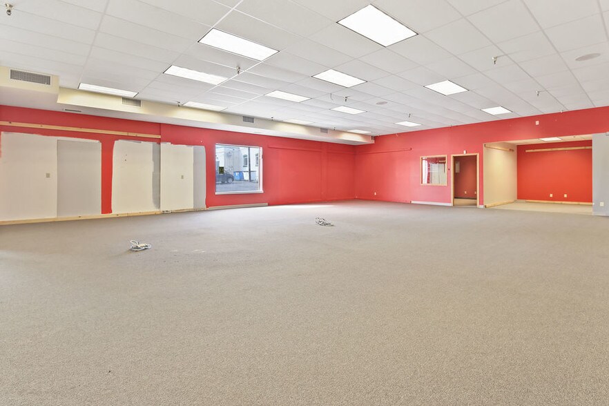 More Photos Of 110-114 S Rum River Dr, Princeton General Retail For Lease