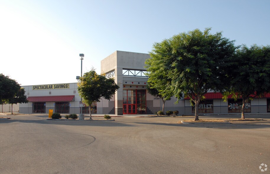 More Photos Of 19350 Nordhoff St, Northridge General Retail For Sale