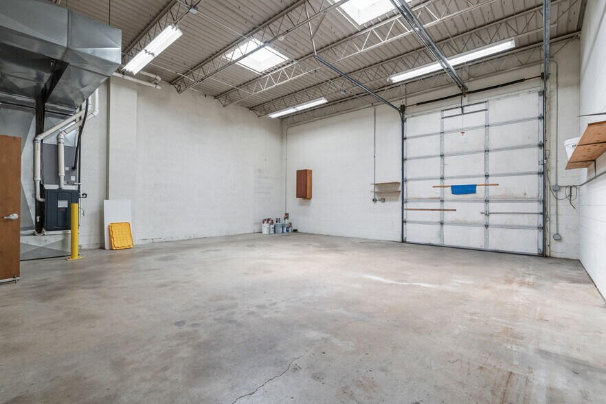 More Photos Of 311 N Waverly Ave, Springfield Warehouse For Lease