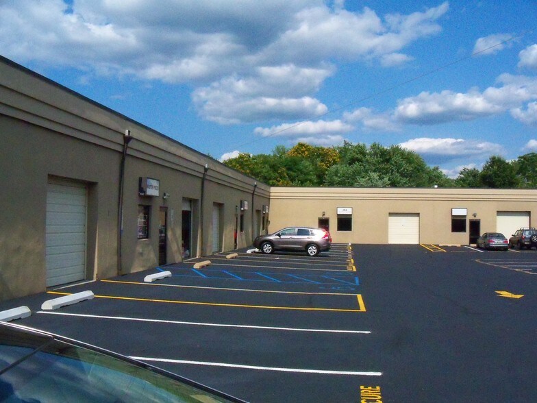 More Photos Of 495 Mola Blvd, Elmwood Park Warehouse For Lease
