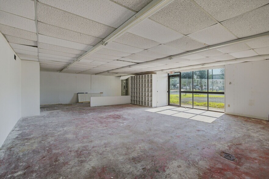More Photos Of 1315 Ruth St, Sulphur Office For Lease