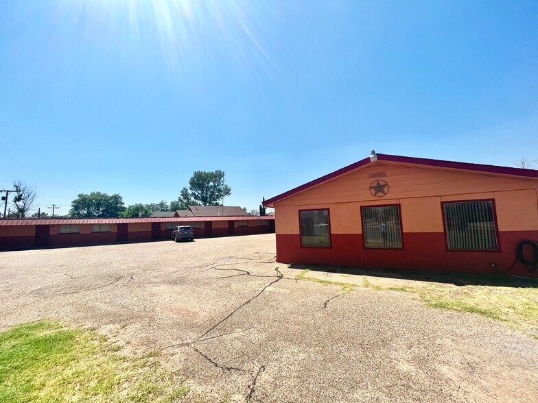 More Photos Of 215 N Broadway St, Post Hotel For Sale