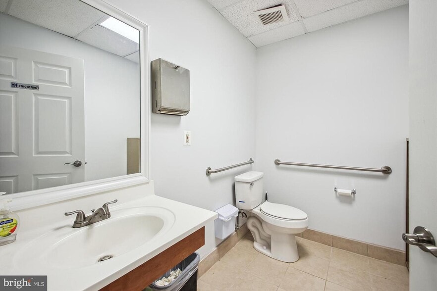 More Photos Of 8740 Cherry Ln, Laurel Light Manufacturing For Sale