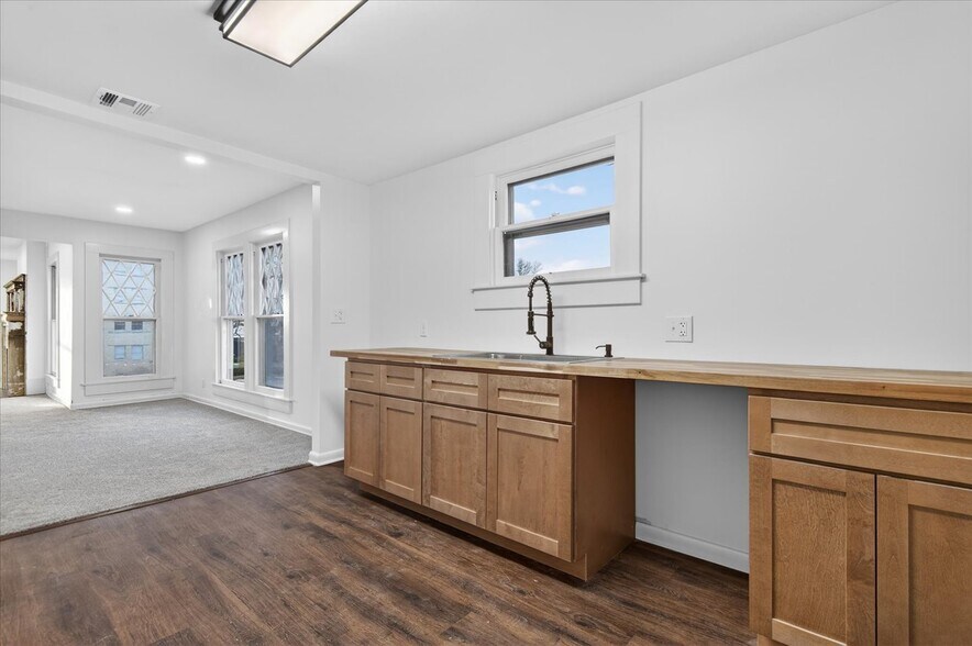 More Photos Of 822 S Johnstone Ave, Bartlesville Freestanding For Sale