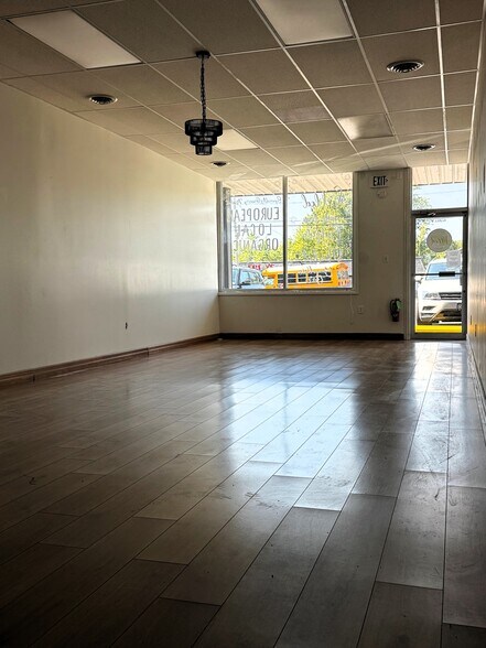 More Photos Of 6503-6515 Campbell Blvd, Pendleton General Retail For Lease