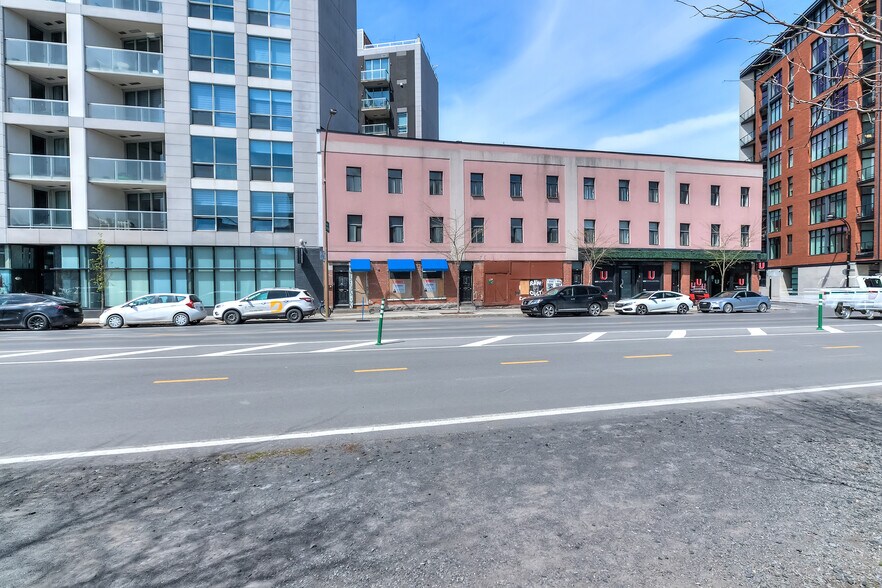 Primary Photo Of 695 Rue De La Commune O, Montréal General Retail For Lease