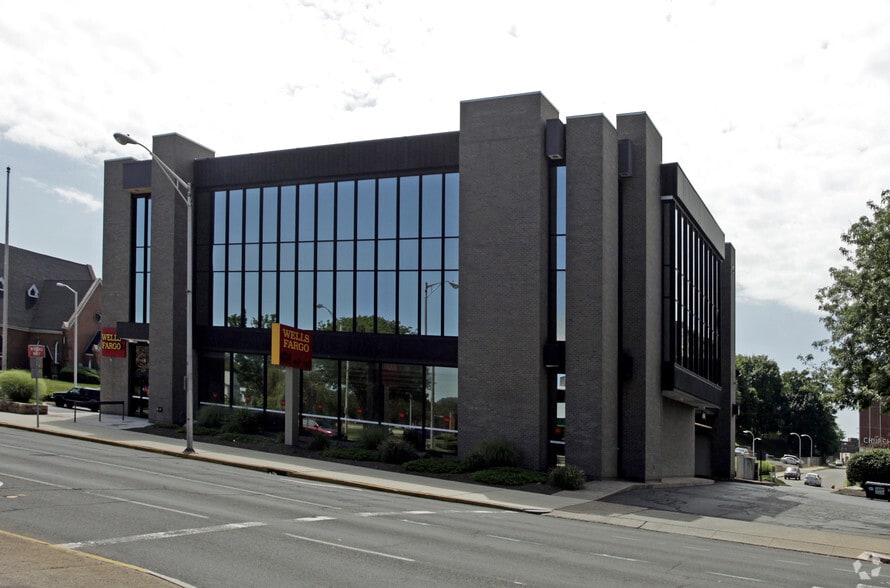 More Photos Of 43 E Main St, Meriden Bank For Lease