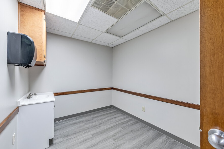 More Photos Of 2110 Hartford Rd, Hampton Medical For Lease