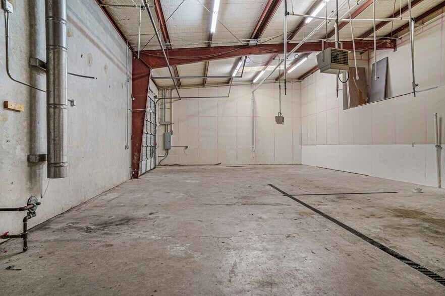 More Photos Of 16102-16104 University Oak, San Antonio Light Distribution For Lease