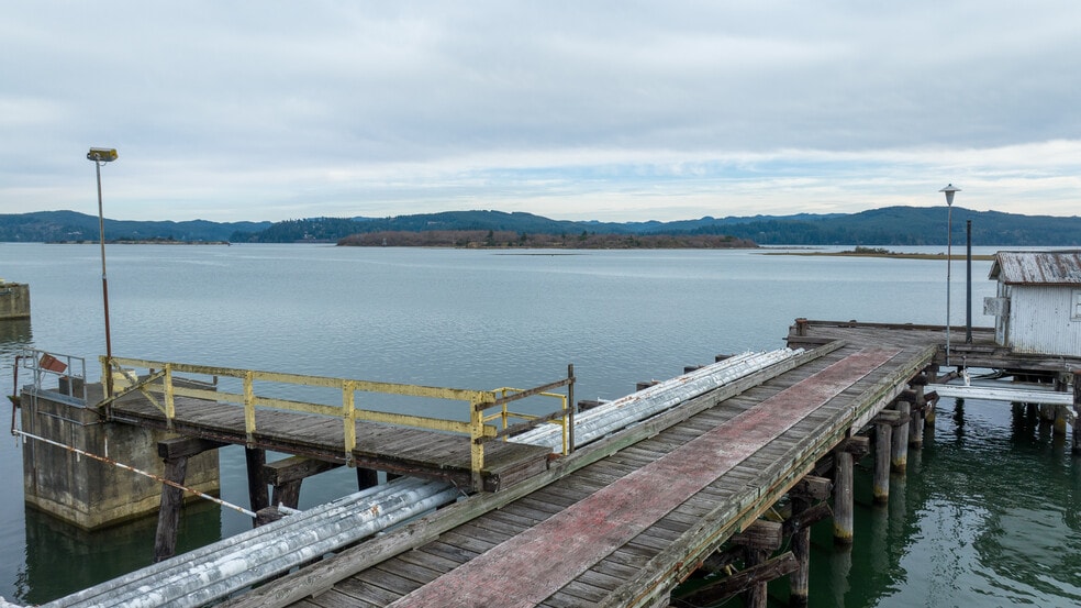 More Photos Of 2250 N Bayshore Dr, Coos Bay Marina For Sale