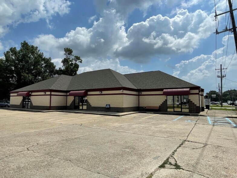 More Photos Of 1702 N Burnside Ave, Gonzales Medical For Lease