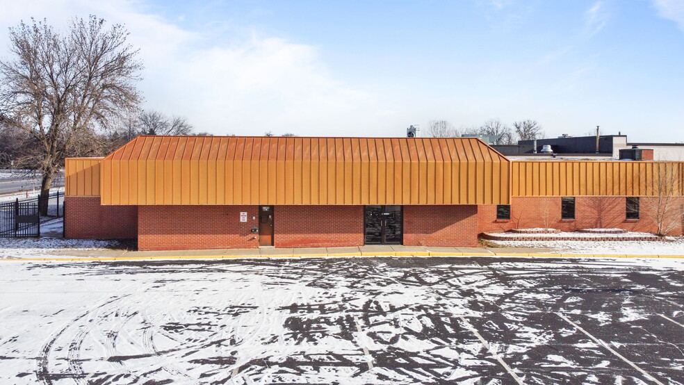 More Photos Of 8432 Noble Ave, Minneapolis Bar For Sale