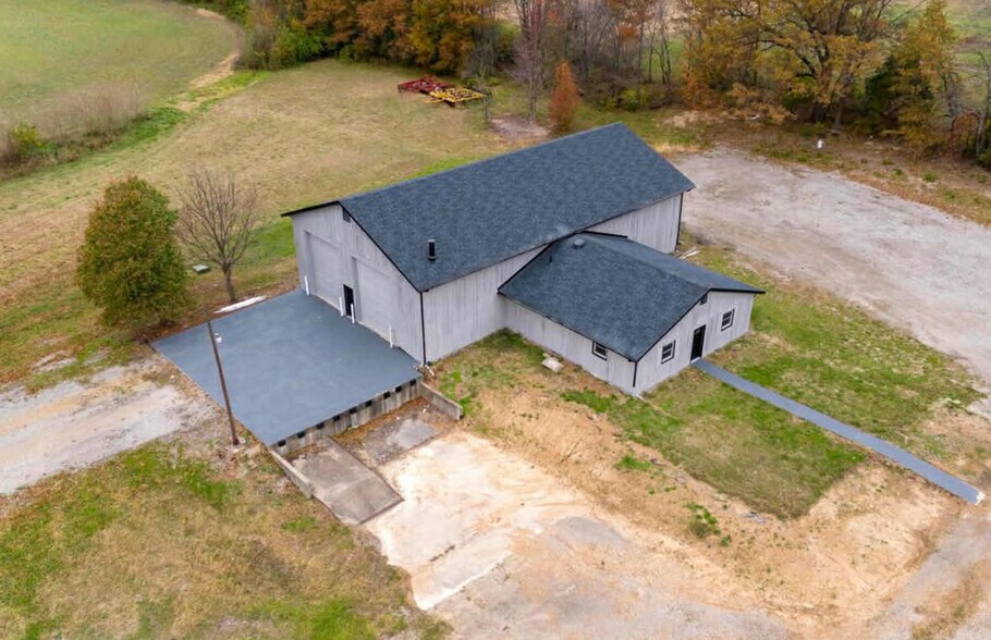 Primary Photo Of 7837 IL-37, Benton Light Distribution For Sale