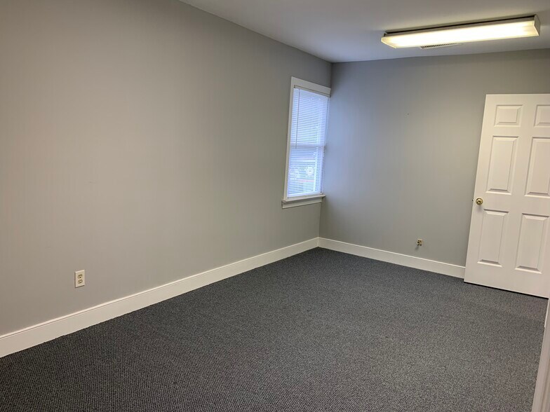More Photos Of 3108 N Parham Rd, Richmond Office For Lease