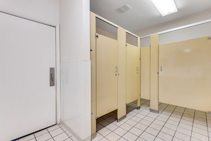 More Photos Of 19336 Goddard Ranch Ct, Morrison Light Manufacturing For Lease