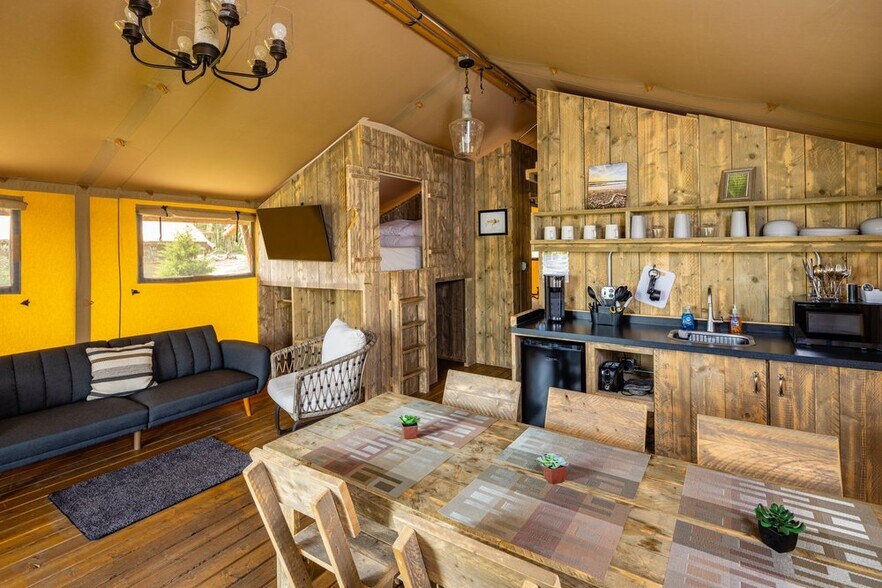 More Photos Of 1583 Spring Bay Rd, Spring Bay Hotel For Sale