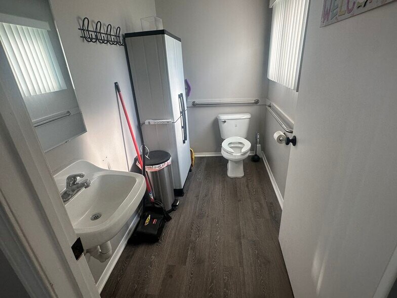 More Photos Of 24056 Pilgrim, Redford Medical For Lease