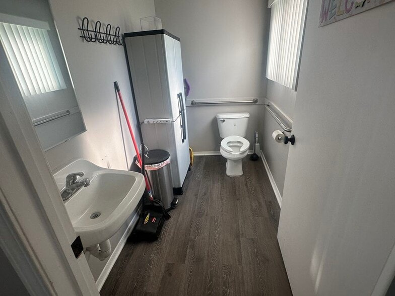 More Photos Of 24056 Pilgrim, Redford Medical For Sale