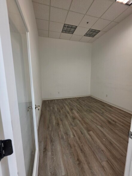 More Photos Of 7901 Kingspointe Pky, Orlando Showroom For Lease